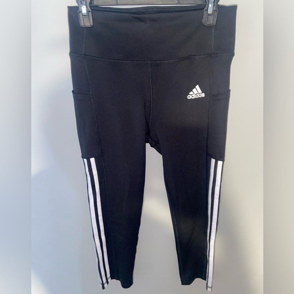 Adidas capri AeroReady signature leggings size medium. New